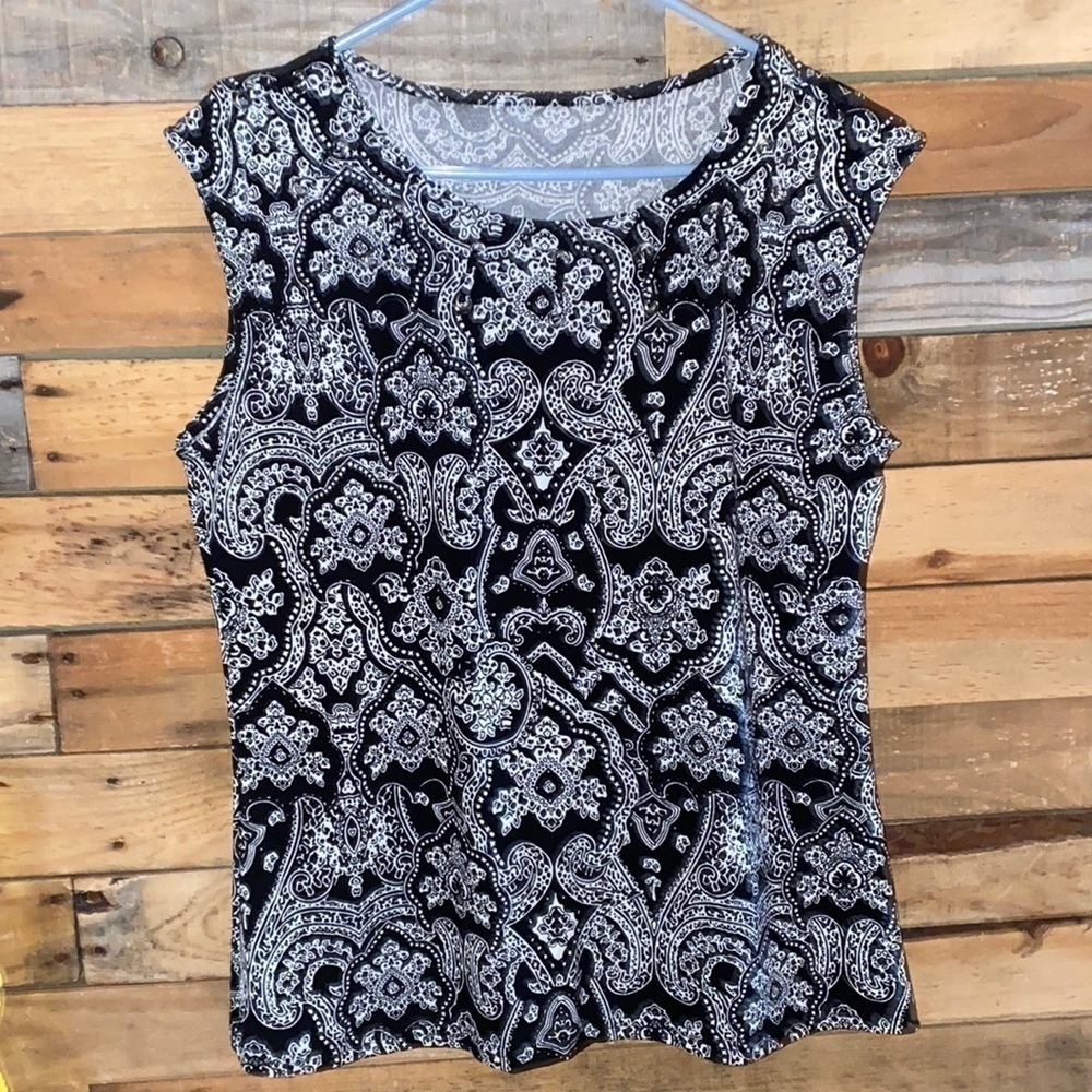 SLEEVELESS black and white blouse